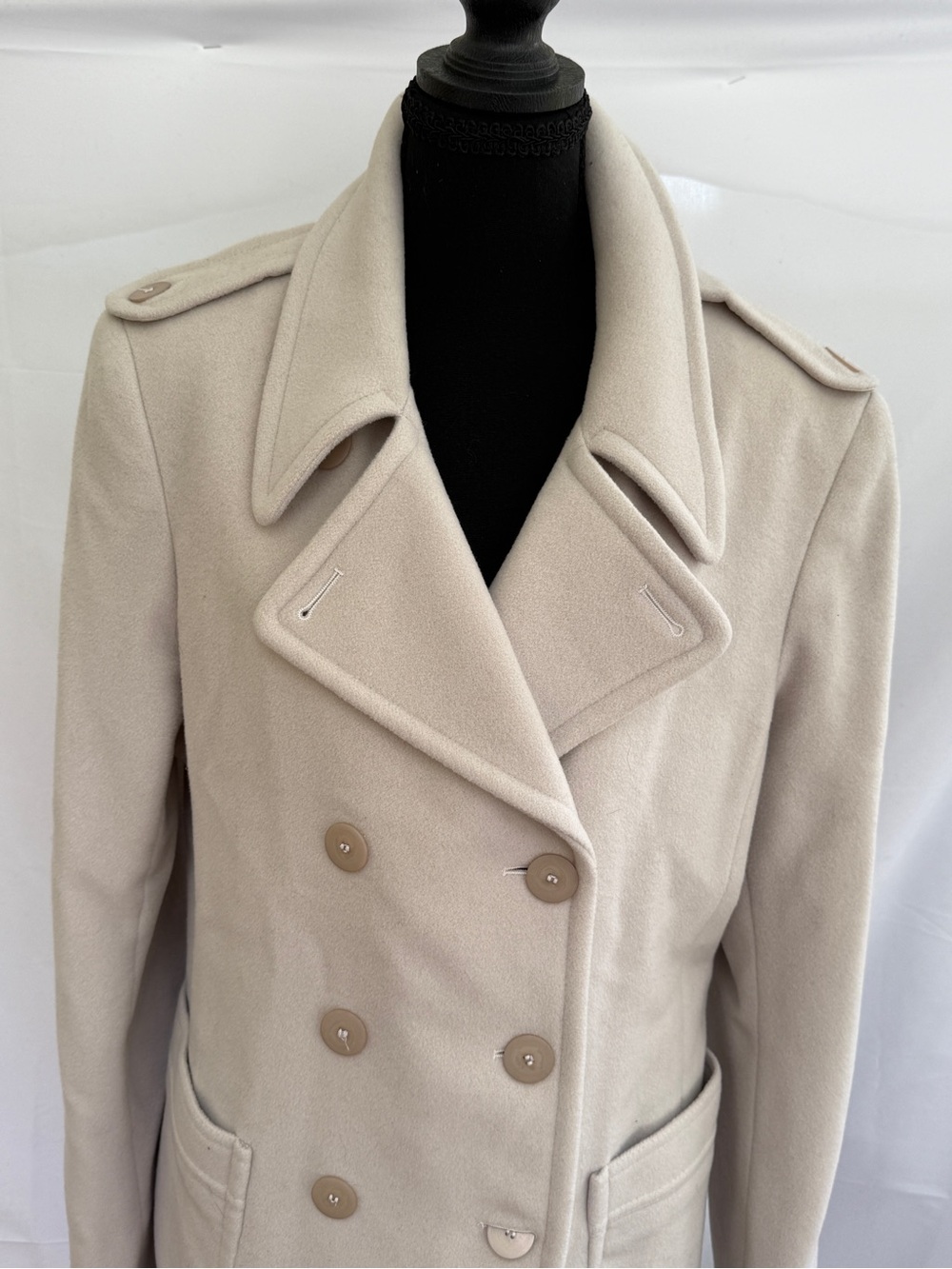 DKNY Double-Breasted Trench-coat in Light Beige. 90% Wool and 10% Cashmere